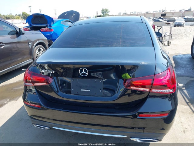 W1K3G4EB7MJ317614 Mercedes-Benz m260