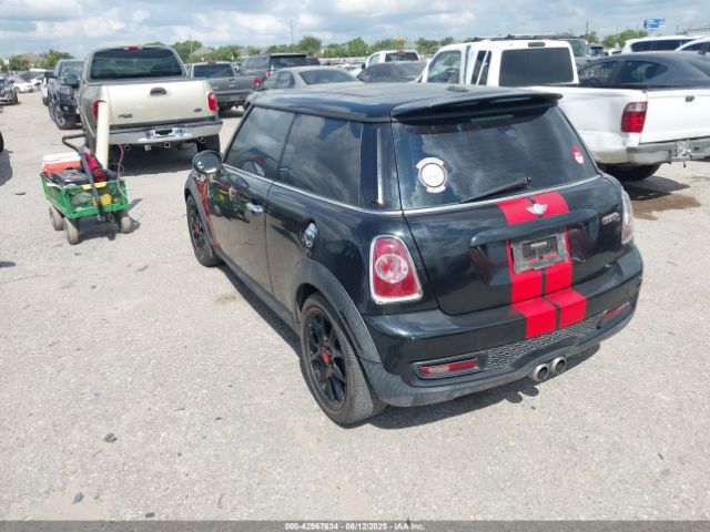 2011 MINI COOPER S WMWSV3C55BTY21581 Photo 2