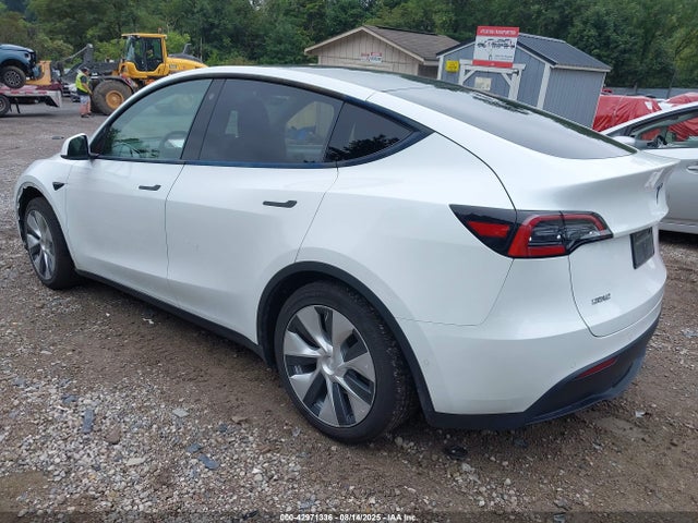 Tesla Model Y 2021 5YJYGAEE2MF208347 Image 3