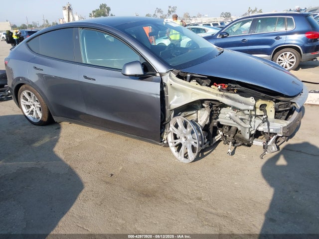 2023 TESLA MODEL Y 7SAYGDEDXPF962161 Photo 0