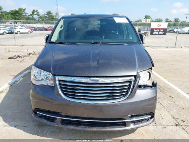 2C4RC1CG2GR208040 Chrysler Town and Country