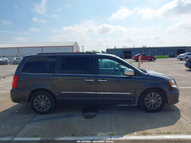 2C4RC1CG2GR208040 Chrysler Town and Country