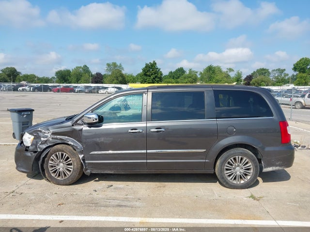 2C4RC1CG2GR208040 Chrysler Town and Country