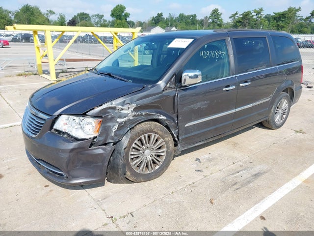 2C4RC1CG2GR208040 Chrysler Town and Country