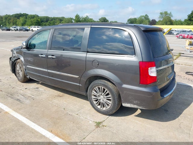 2C4RC1CG2GR208040 Chrysler Town and Country