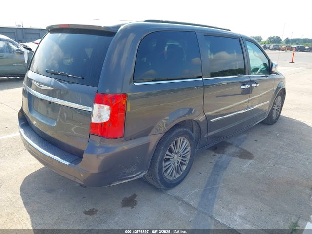 2C4RC1CG2GR208040 Chrysler Town and Country