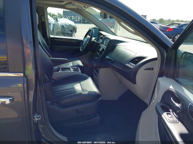 2C4RC1CG2GR208040 Chrysler Town and Country