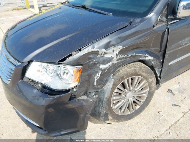 2C4RC1CG2GR208040 Chrysler Town and Country