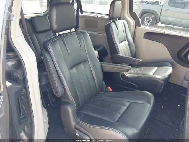 2C4RC1CG2GR208040 Chrysler Town and Country