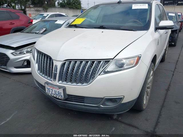 Lincoln 2014 2014 2LMDJ6JK2EBL15101 Image 13