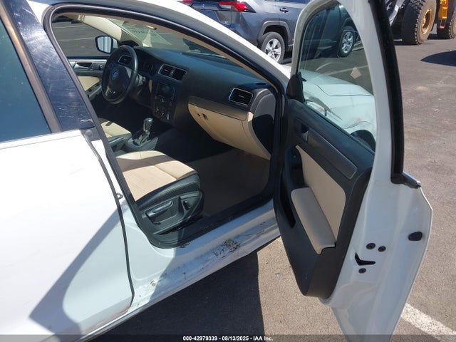 Volkswagen 2014 2014 3VWL17AJ4EM419772 Image 5