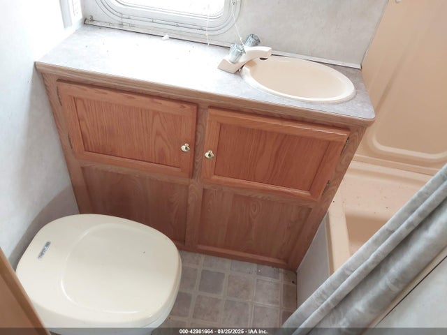 42981664 :رقم المزاد ، 4WY200N2X21080087 vin ، 2002 Trail Lite M-8301 مزاد بيع