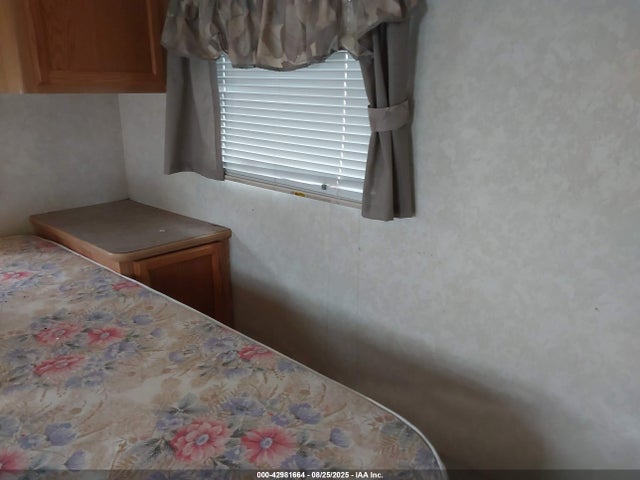 42981664 :رقم المزاد ، 4WY200N2X21080087 vin ، 2002 Trail Lite M-8301 مزاد بيع