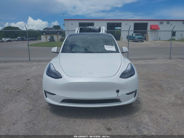 Tesla Model Y 2025 7SAYGDEE9SA342271 Image 11