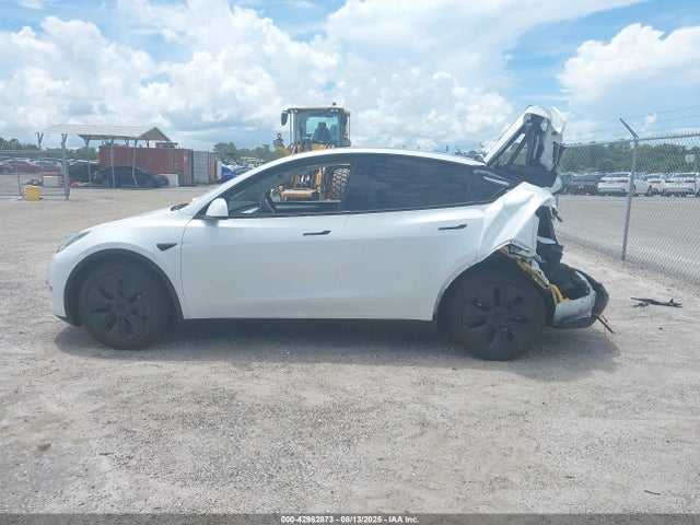 Tesla Model Y 2025 7SAYGDEE9SA342271 Image 13