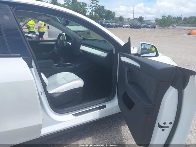 2025 TESLA MODEL Y 7SAYGDEE9SA342271 Photo 4