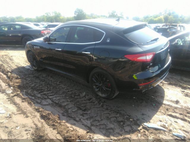 2018 MASERATI LEVANTE ZN661XULXJX305890 Photo 2