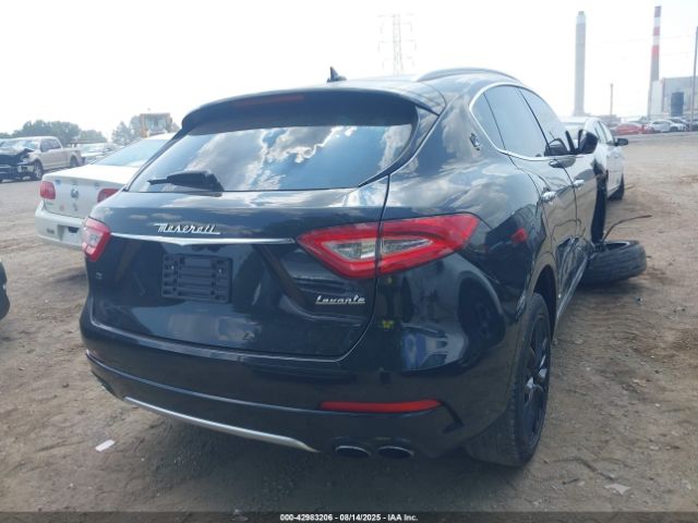 2018 MASERATI LEVANTE ZN661XULXJX305890 Photo 3