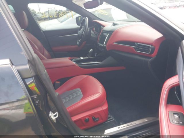 2018 MASERATI LEVANTE ZN661XULXJX305890 Photo 4
