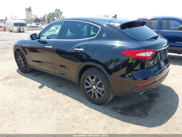 2018 MASERATI LEVANTE ZN661XUA1JX293661 Photo 2