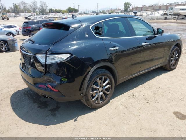 2018 MASERATI LEVANTE ZN661XUA1JX293661 Photo 3