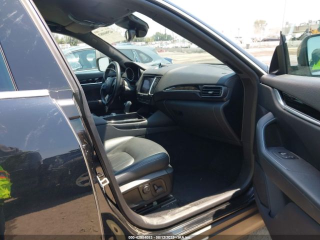 2018 MASERATI LEVANTE ZN661XUA1JX293661 Photo 4