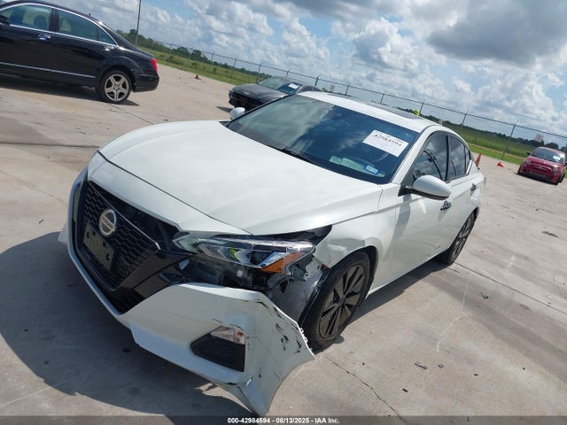 Nissan 2021 2021 1N4BL4DV4MN310972 Image 2