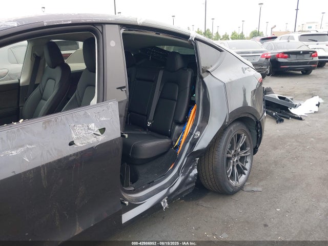 2025 TESLA MODEL Y 7SAYGDED8SF302323 Photo 5