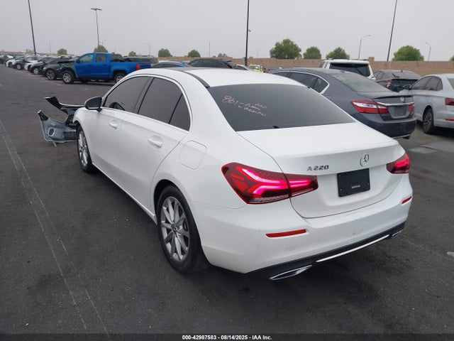 W1K3G4EB8MJ313068 Mercedes-Benz m260