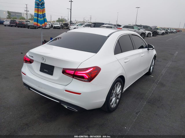 W1K3G4EB8MJ313068 Mercedes-Benz m260