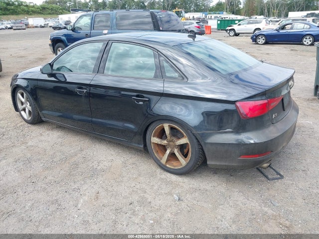 2015 AUDI A3 WAUBFGFF6F1046637 Photo 2
