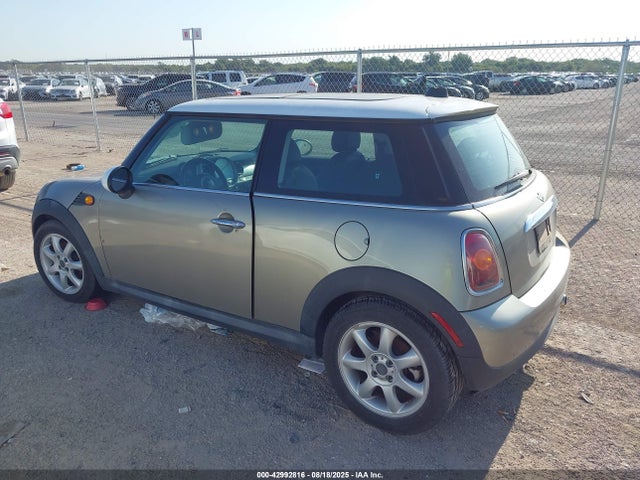 2010 MINI COOPER WMWMF3C54ATZ66339 Photo 2