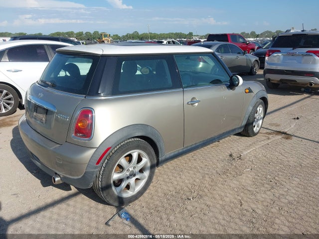 2010 MINI COOPER WMWMF3C54ATZ66339 Photo 3