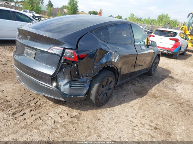 2025 TESLA MODEL Y 7SAYGDEE6SF288026 Photo 3