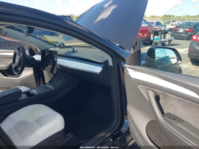 2025 TESLA MODEL Y 7SAYGDEE7SA358274 Photo 4