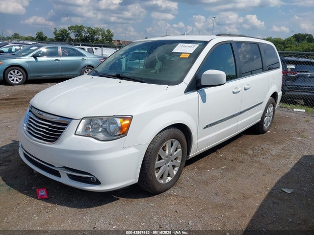 Chrysler Town and Country 2016 2C4RC1BG5GR237906 Image 2