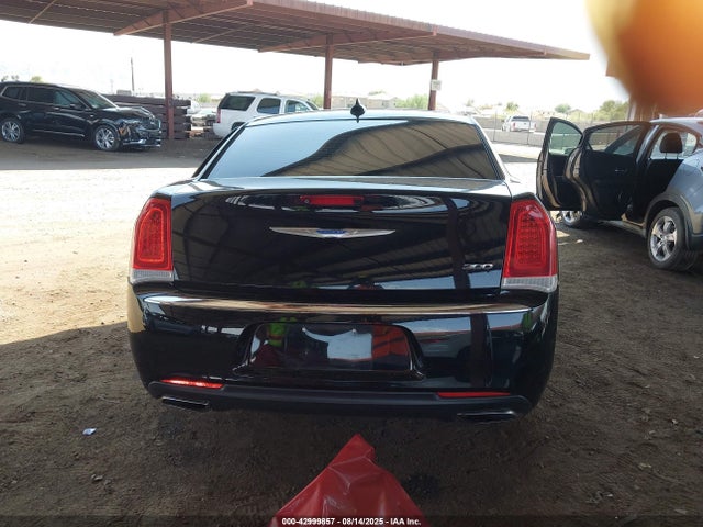 2C3CCAAG8KH548045 Chrysler 300