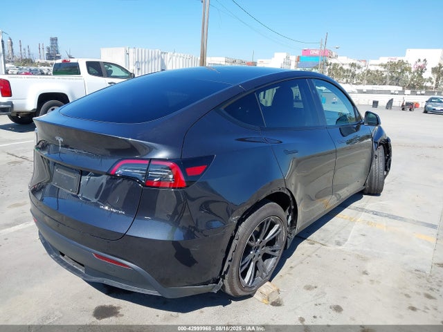 2025 TESLA MODEL Y 7SAYGDEE9SF234509 Photo 3