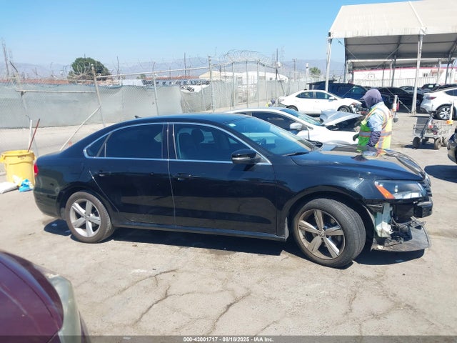 Volkswagen Passat 2014 1VWBP7A30EC005711 Image 13