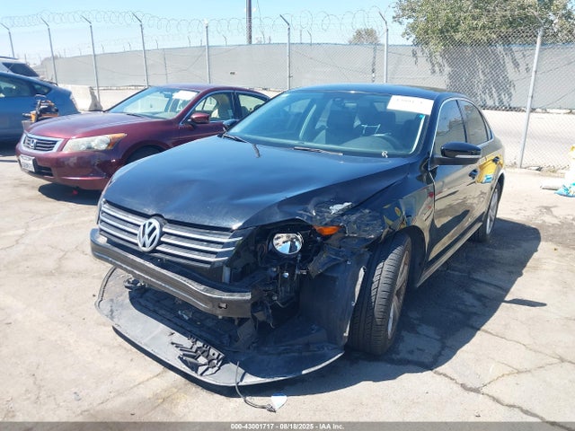 Volkswagen Passat 2014 1VWBP7A30EC005711 Image 2