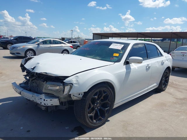 2018 CHRYSLER 300 2C3CCABG3JH269504 Photo 1