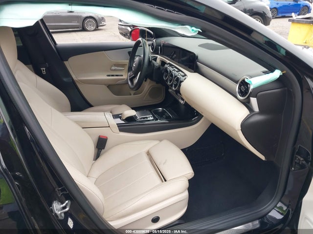 W1K3G4EBXLW043505 Mercedes-Benz m260