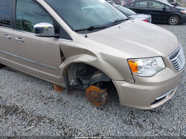 2C4RC1GGXFR563403 Chrysler Town and Country