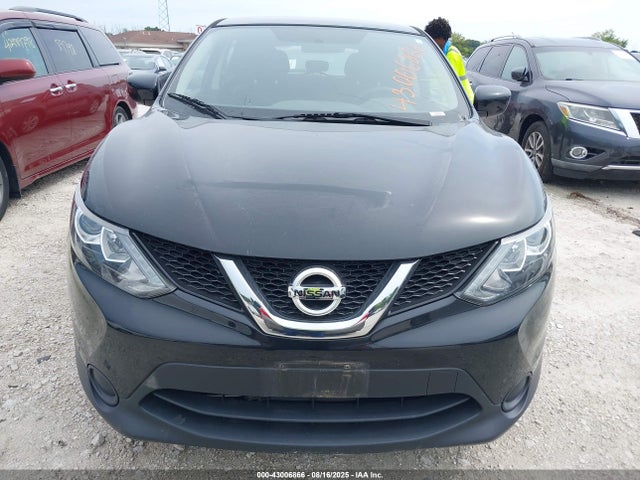 JN1BJ1CR1HW135585 Nissan 2017