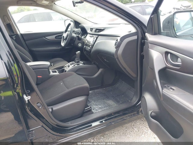 JN1BJ1CR1HW135585 Nissan 2017