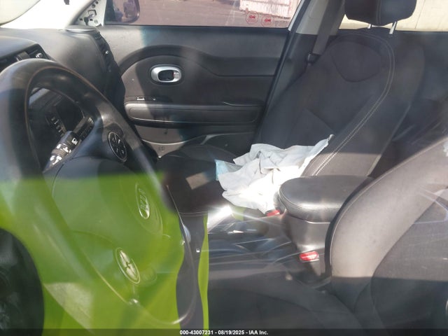 2018 KIA SOUL KNDJN2A25J7605643 Photo 4