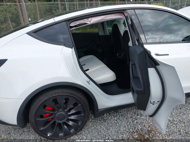 7SAYGDEF3NF565275 Tesla Model Y