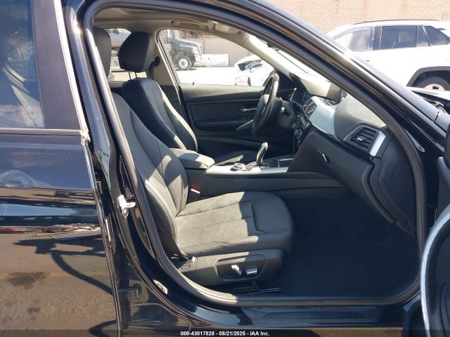 WBA8A9C51GK617639 BMW 320i