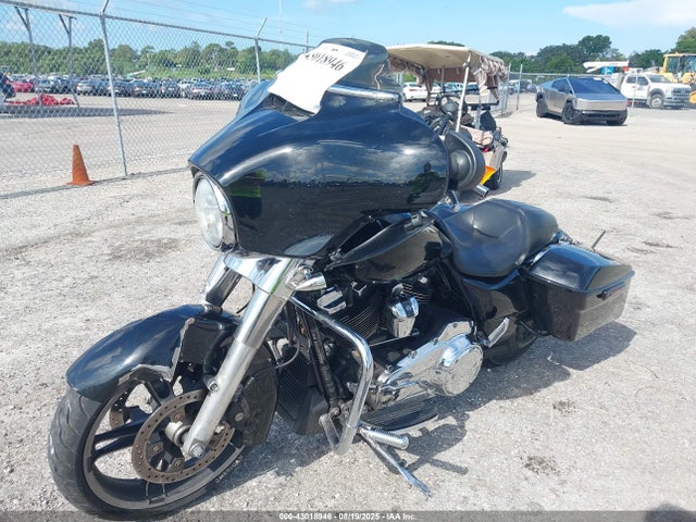 Harley-Davidson Street Glide 2019 1HD1KBC1XKB613067 Image 2