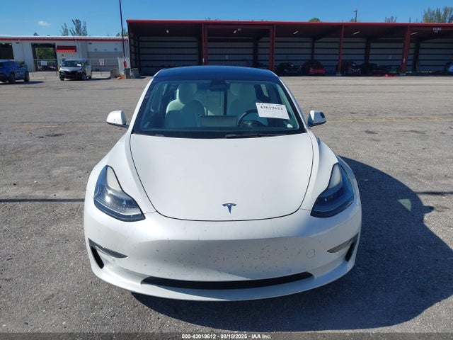 5YJ3E1EB1NF118856 Tesla 2022